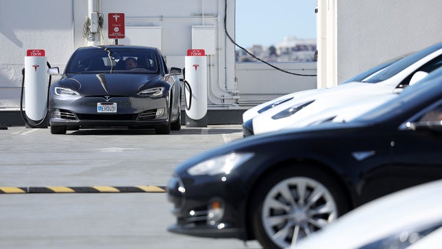 Una foto de autos Tesla cargando en los puertos. 